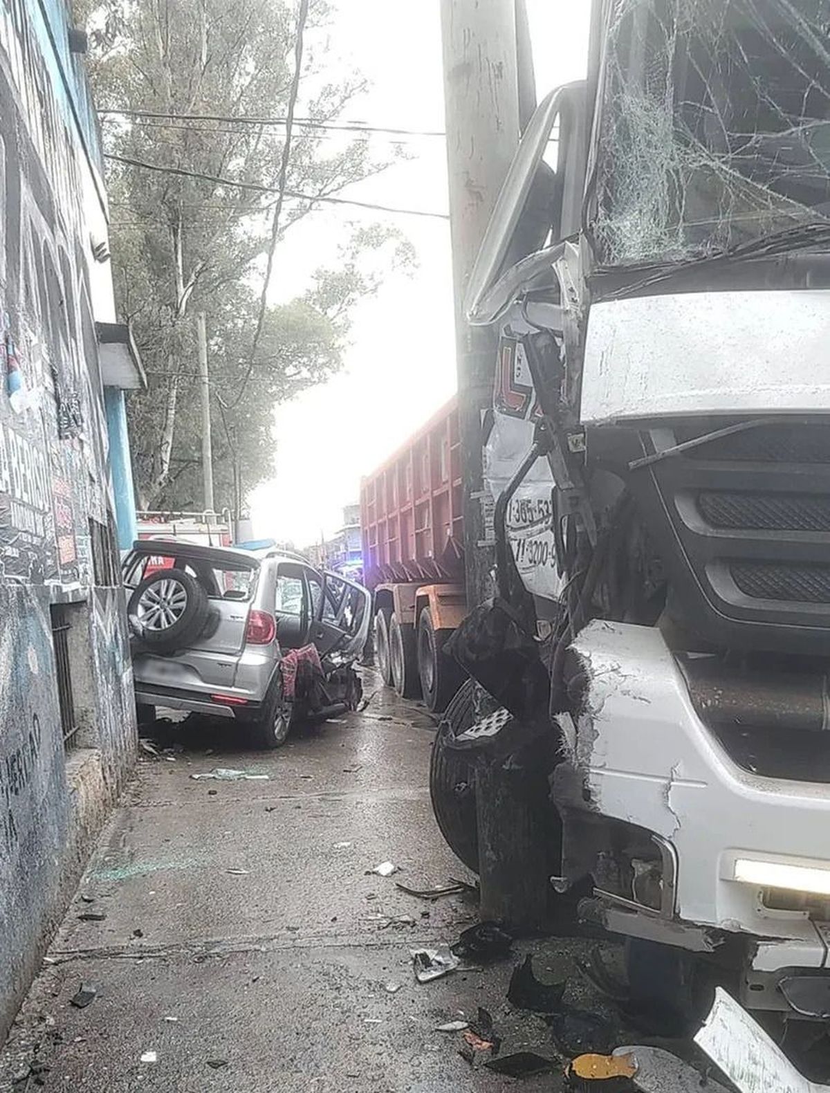 Choque entre un auto y un cami&oacute;n en Villa Albertina, donde dos personas quedaron atrapadas.