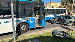 terrible choque entre un auto y un colectivo en almirante brown: cuatro heridos