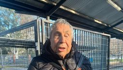 tiene 76 anos, es ciego y toca el acordeon en el tren roca para vivir