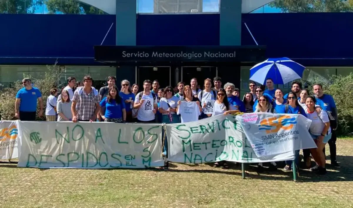 Trabajadores del Servicio Meteorológico Nacional realizaron un paro total en rechazo al anuncio de 240 despidos previstos antes del 10 de abril. Trabajadores del Servicio Meteorológico Nacional realizaron un paro total en rechazo al anuncio de 240 despidos previstos antes del 10 de abril.