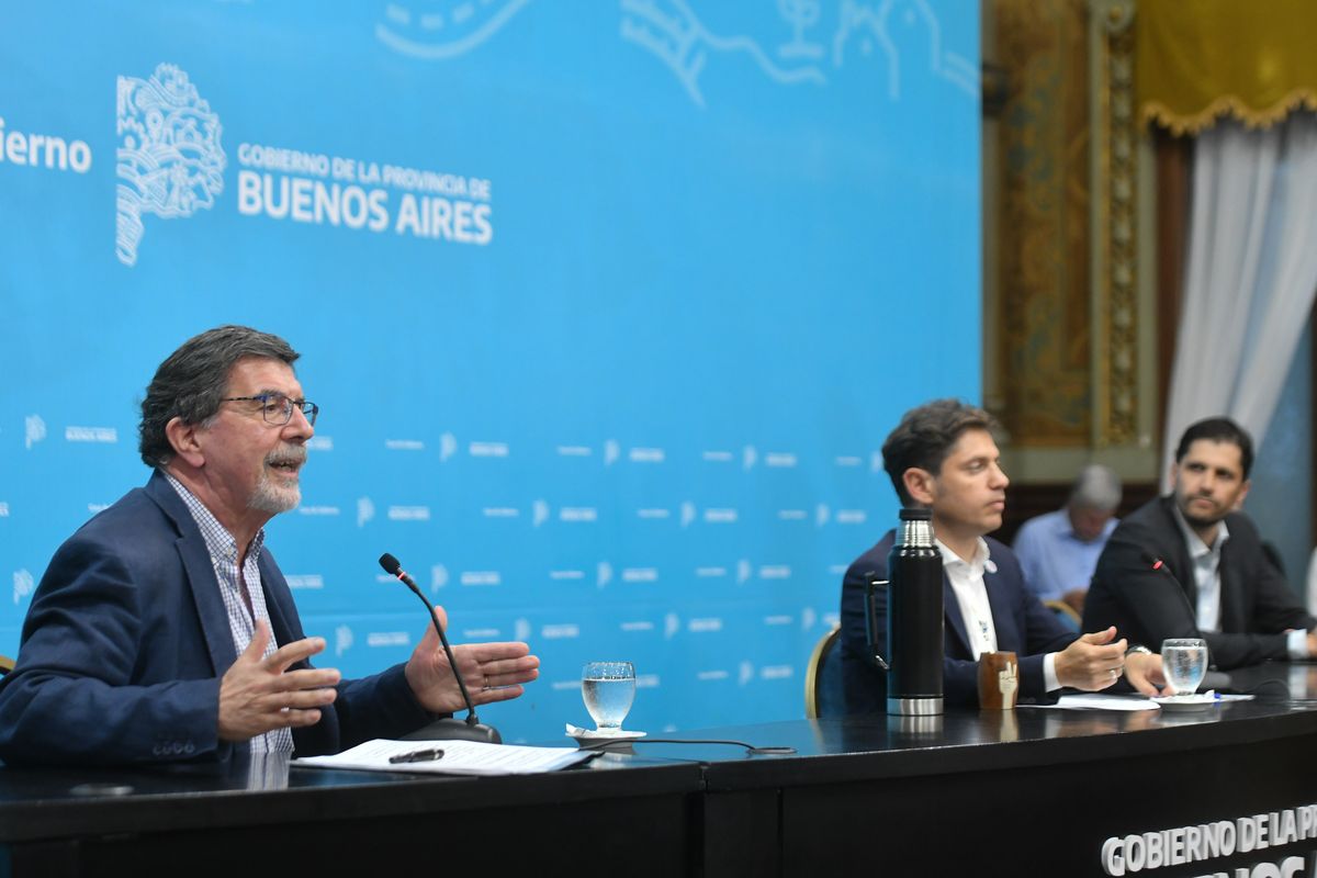 El gobernador de la Provincia de Buenos Aires, Axel Kicillof, junto al director general de Cultura y Educación, Alberto Sileoni.