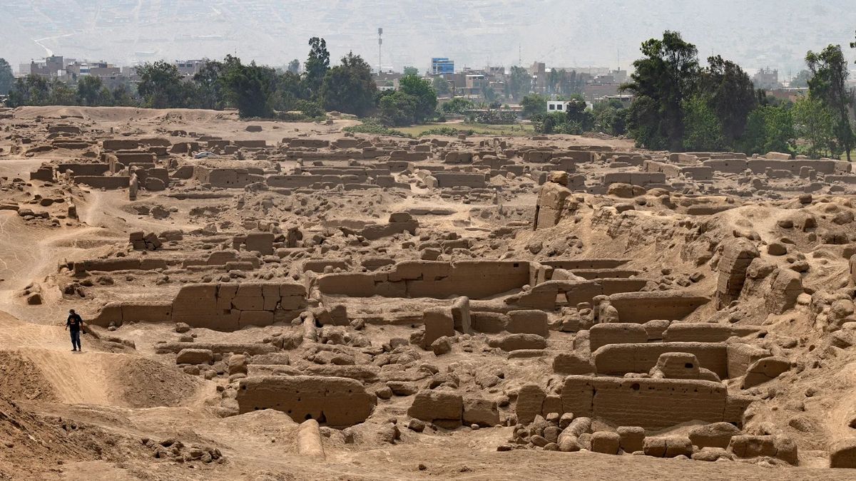 Las impactantes fotos de una momia atada que fue hallada en Perú