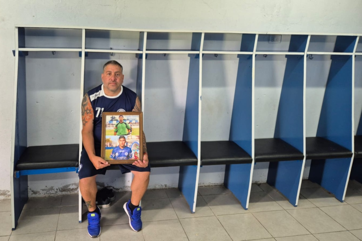 En el vestuario hay un cuadro con las fotos de Mariano Gutiérrez y Emanuel Ortega, quienes jugaban en el club y fallecieron.