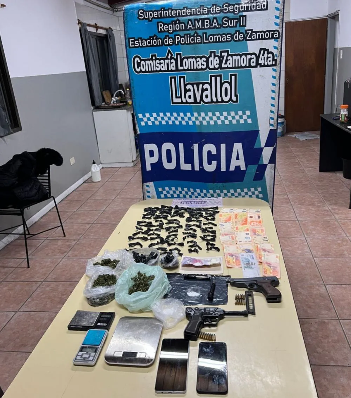 Algunos de los elementos incautados en la casa de la pareja en Llavallol. 
