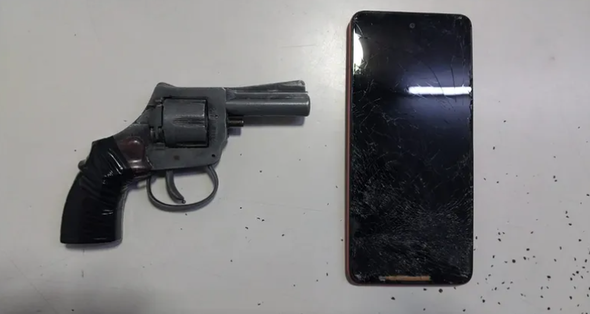 El revólver con la empuñadura encintada, la moto y un celular fueron secuestrados por la Policía tras la detención de los dos sospechosos en Banfield. El revólver con la empuñadura encintada, la moto y un celular fueron secuestrados por la Policía tras la detención de los dos sospechosos en Banfield.