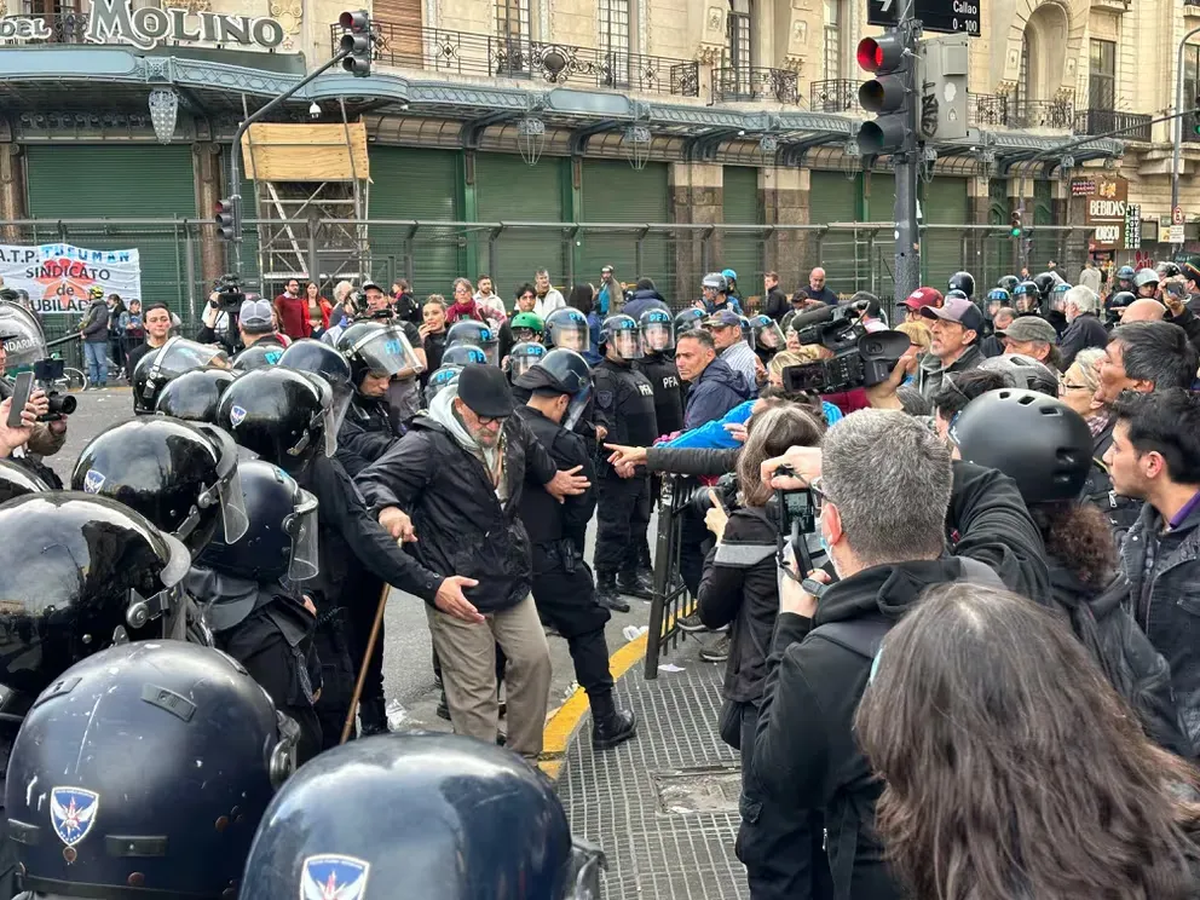 Bullrich responsabiliz&oacute; al Municipio de Lomas y al intendente Federico Oterm&iacute;n de haber organizado el traslado de barrabravas hacia el Congreso de la Naci&oacute;n.