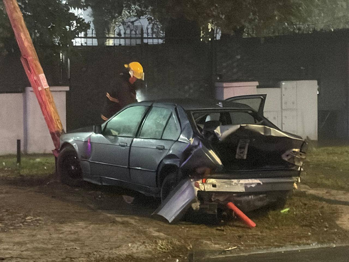 El auto sufrió graves daños materiales. El auto sufrió graves daños materiales. 