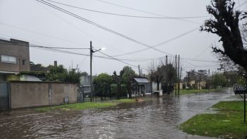 Abundante caída de agua en Zona Sur: calles inundadas y problemas para los vecinos
