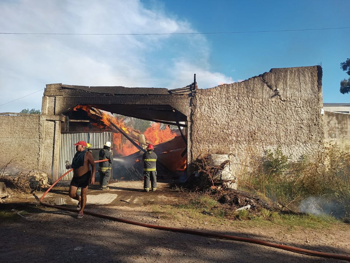 El tremendo incendio de este jueves en la maderera San Vicente.