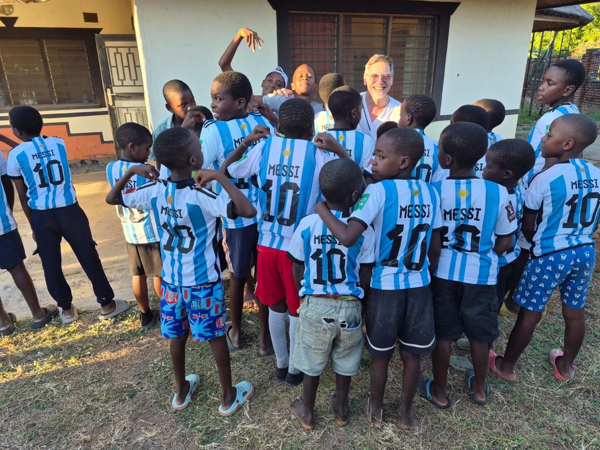 Los chicos de Malawi recibieron camisetas argentinas que el óptico de Temperley llevó durante la misión sanitaria. Los chicos de Malawi recibieron camisetas argentinas que el óptico de Temperley llevó durante la misión sanitaria.