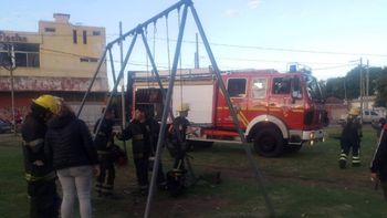 Glew: Bomberos protagonizaron un rescate de un menor atrapado en un juego de una plaza