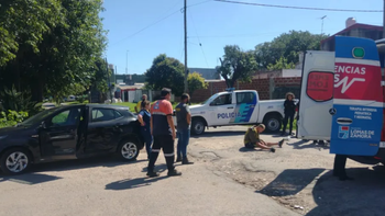 Choque entre un auto y una moto en Temperley: el motociclista fue hospitalizado