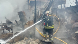 feroz incendio en lomas destruyo una casa: trabajaron 4 dotaciones de bomberos