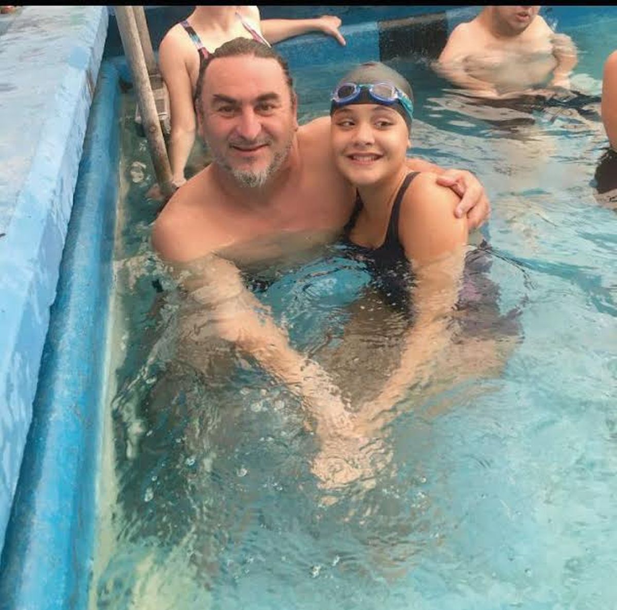 Valentina junto a su entrenador.