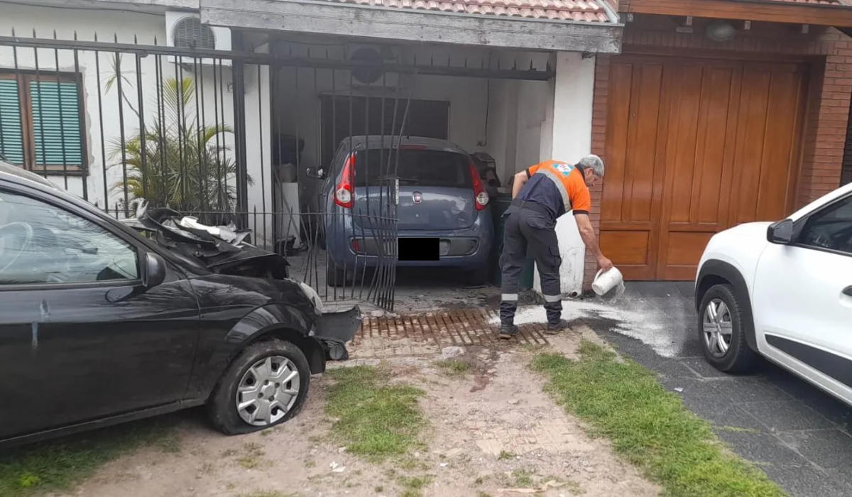 El personal de Defensa Civil de Lomas trabajó en el lugar. 