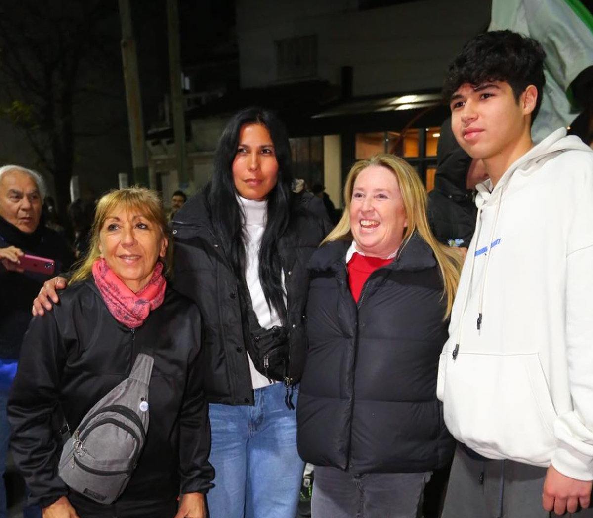 Hubo festejos de vecinos y militantes anoche en Esteban Echeverría.