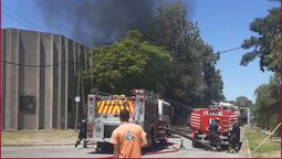 Impactante incendio en una fábrica de Lanús: los bomberos trabajaron 4 horas.