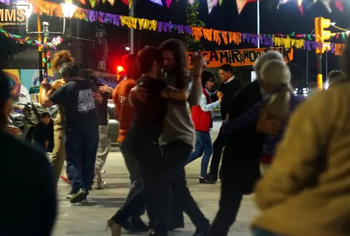 Milongas nocturnas en las plazas del distrito, con vecinos disfrutando del tango bajo las luces.