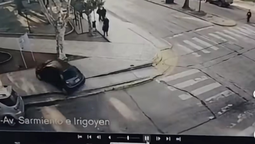 se metio con el auto en la plaza de san vicente y pudo haber sido una tragedia: quedo filmado