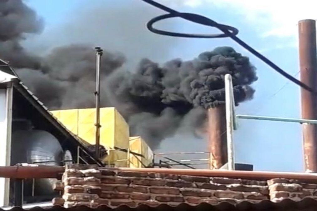 Este humo emanan a diario las dos fábricas ya instaladas en Campomar. 