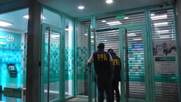 caso sur finanzas: hallan lingotes de oro en la caja de seguridad de una costurera en lomas