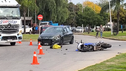 accidente en el limite entre ezeiza y canning: motociclista herido y hospitalizado