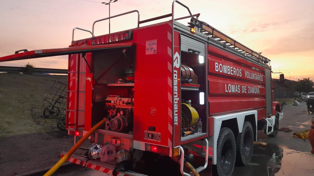 Terrible incendio en dos depósitos en Lomas: trabajaron 35 bomberos