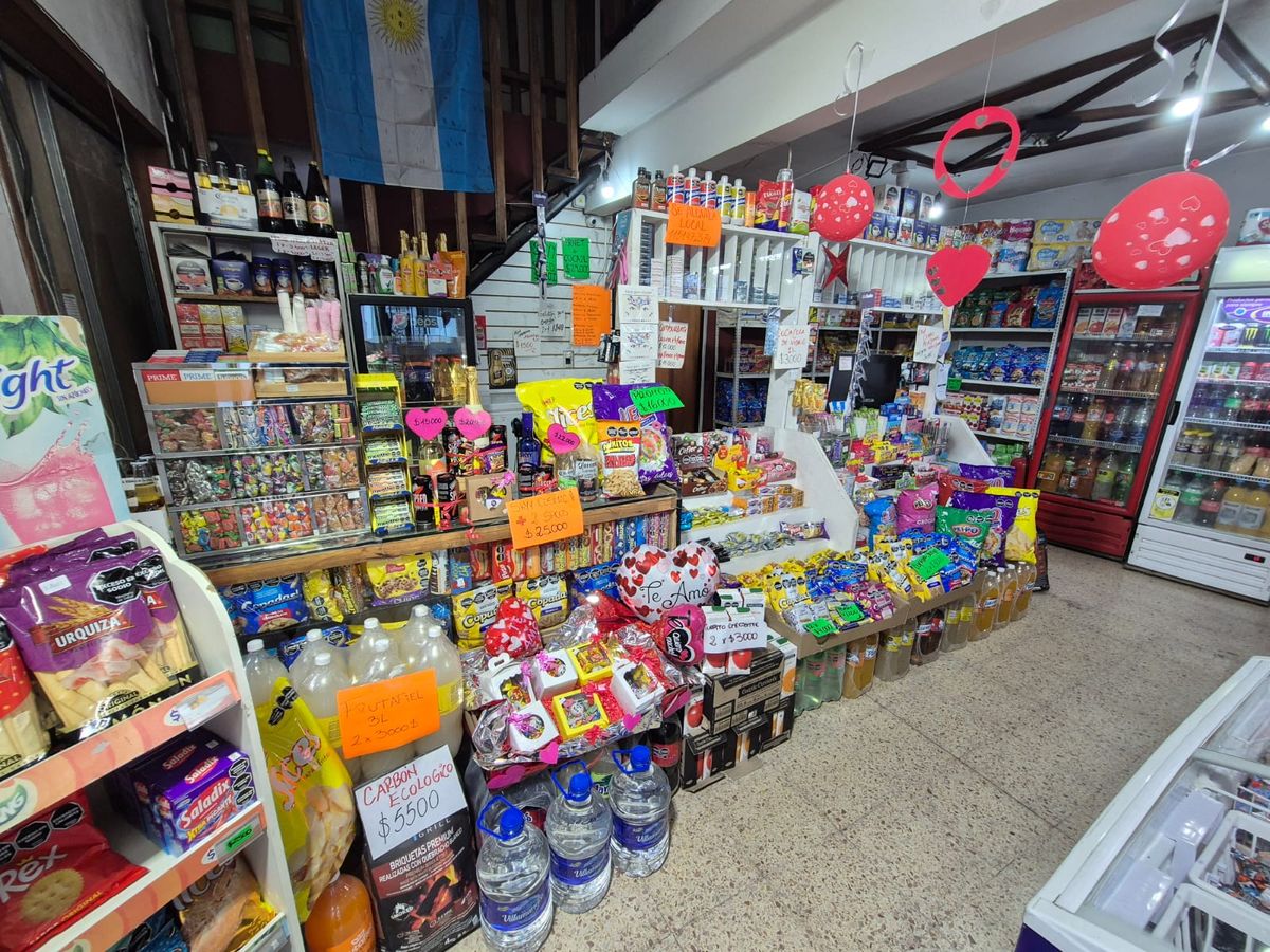 El interior del kiosco de Almirante Brown.&nbsp;