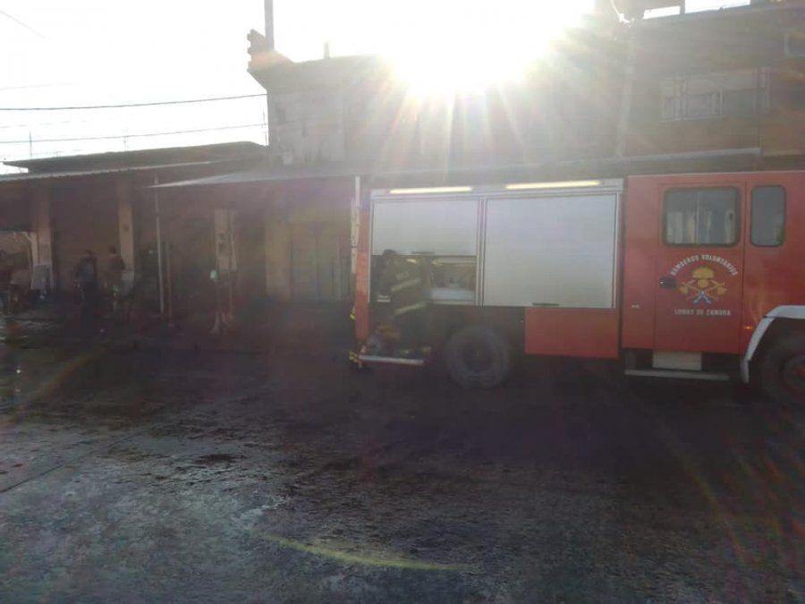 Llegada del autobomba al comercio de Villa Albertina.