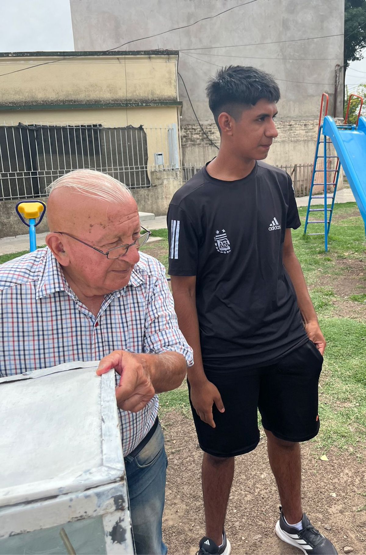 Óscar y Ulises, el vecino de Lanús que impulsó la difusión de su historia y ayudó a que recibiera apoyo de la comunidad.
