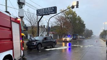 Fuerte choque entre camioneta 4x4 y auto en Almirante Brown: un herido