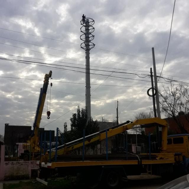 9 de Abril. La antena durante los primeros meses de ejecución, previo a la inspección municipal que ordenó paralizar la obra. 