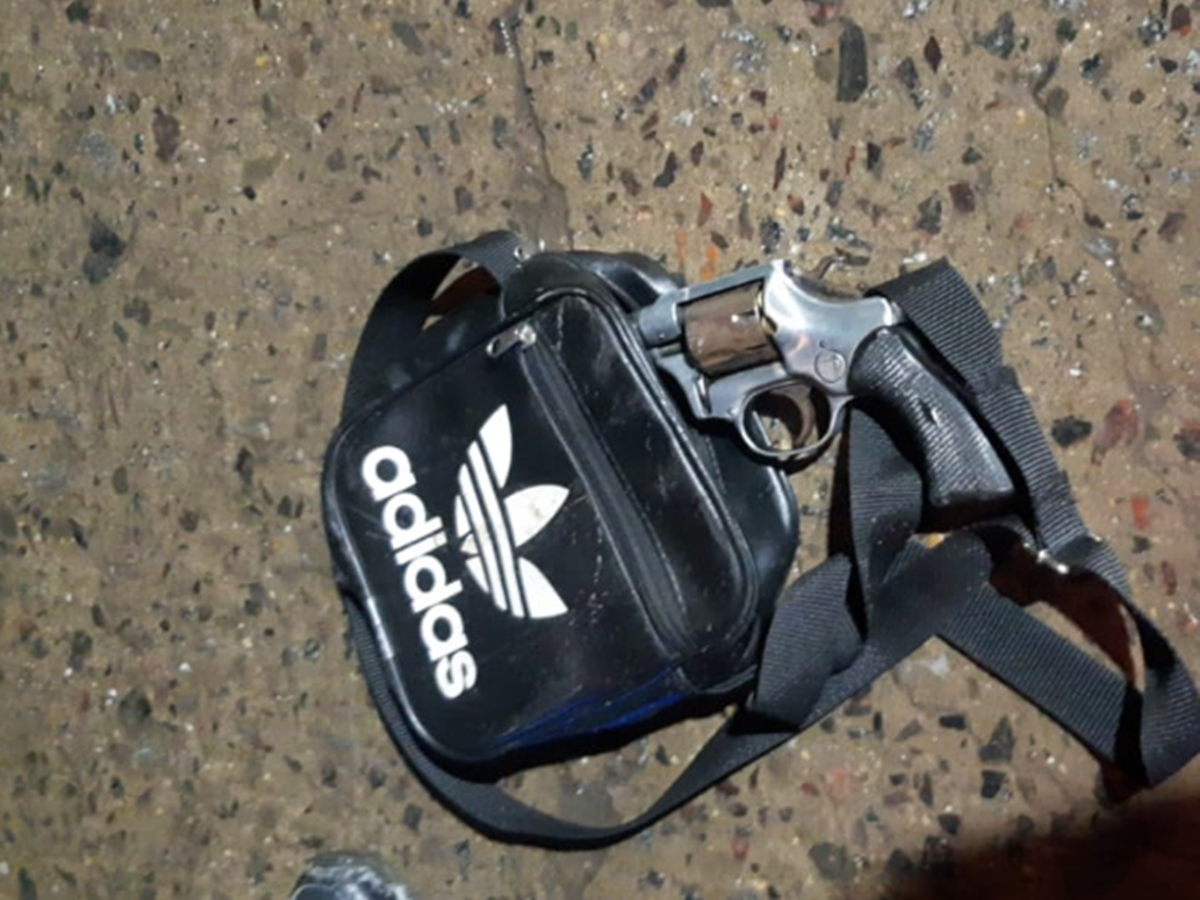 Arma incautada a los delincuentes detenidos en Llavallol.