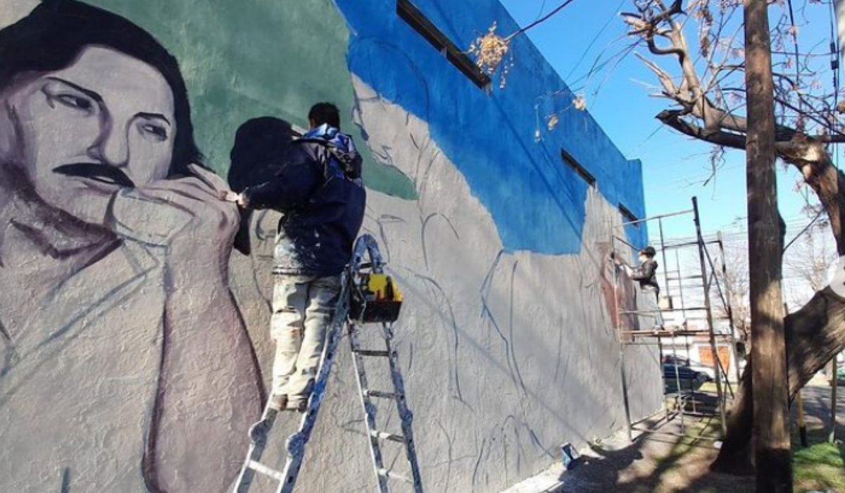 Tres empanadas en Almirante Brown: pintan un mural de Esperando la carroza