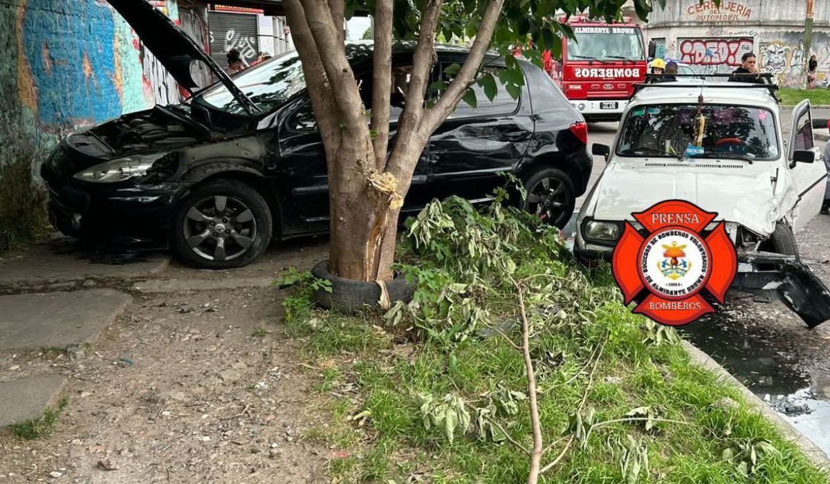 Tres vehículos fueron afectados tras el choque en Almirante Brown. Tres vehículos fueron afectados tras el choque en Almirante Brown.