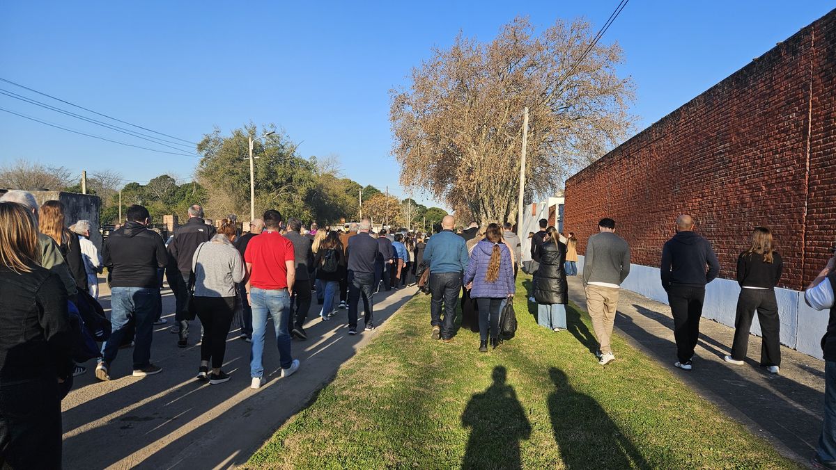 Cientos de personas se acercaron a la despedida en el Cementerio de San Vicente. 