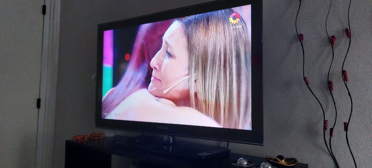 El momento en que Mónica gana el millón, filmado por sus seres queridos desde casa.