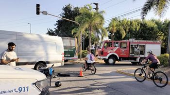 Choque entre una moto y una camioneta en Longchamps: un herido