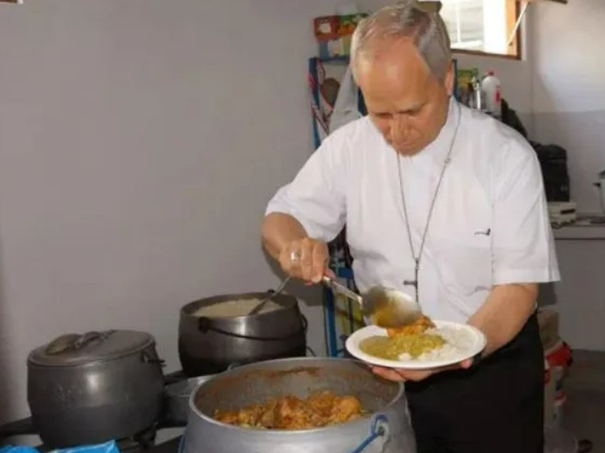 En Rosario sirvió comida para las personas presentes.
