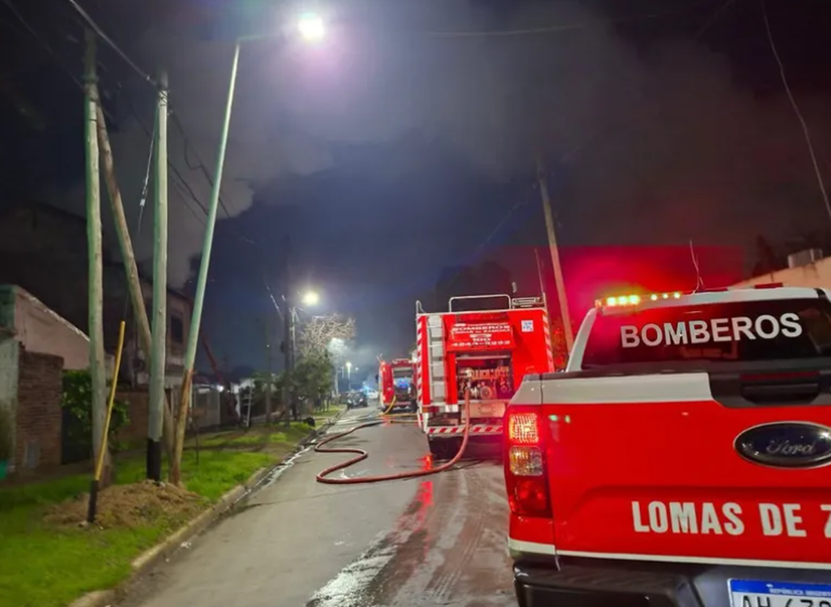 El fuego afectó una casa de dos plantas en Parque Barón y provocó importantes daños materiales.