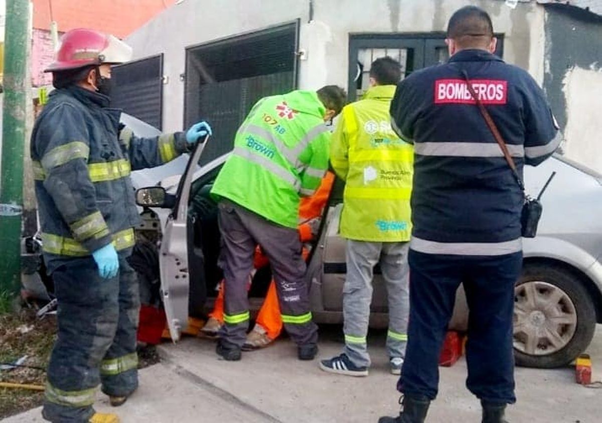 Tuvieron que rescatar y asistir a uno de los conductores.