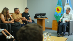 esteban echeverria: fernando gray entrego reconocimientos a dos policias heridos en cumplimiento de deber