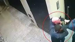 robo filmado: le pusieron un cuchillo en el cuello a frente a sus tres nietas de 4 anos
