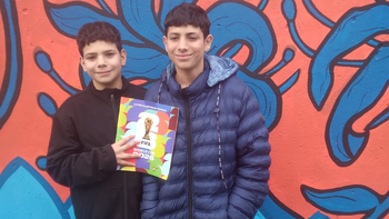 Sueño cumplido en Monte Grande: los hermanos que juntaban latas para comprar el álbum del Mundial ya recibieron más de uno