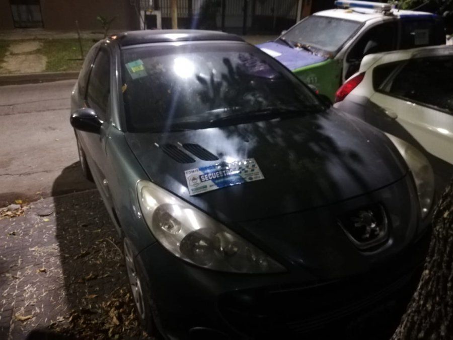 Auto de la ex polic&iacute;a incautado en el COTO de Ezeiza.