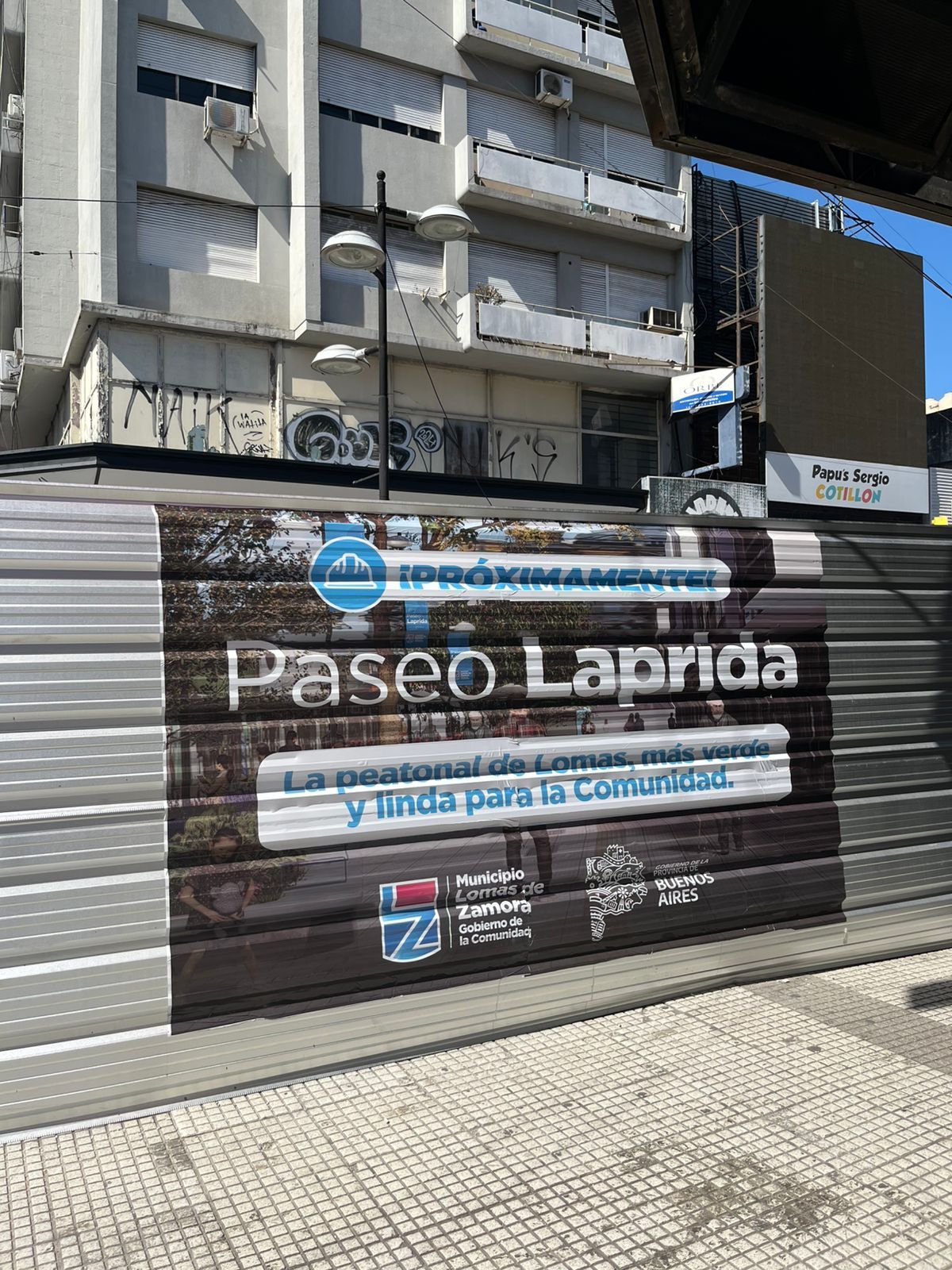 Las obras se desarrollan con frentes de trabajo delimitados en el centro comercial, donde conviven operarios, peatones y locales abiertos durante el horario habitual.