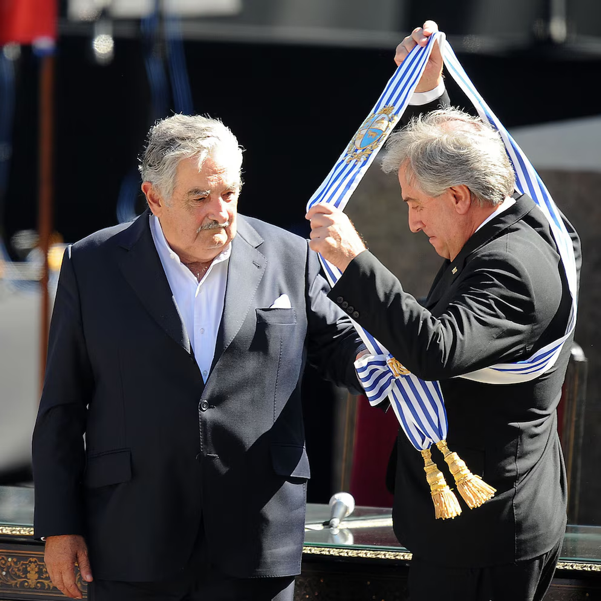 El presidente de Uruguay, José Mujica, recibe la banda presidencial de su antecesor Tabaré Vázquez.