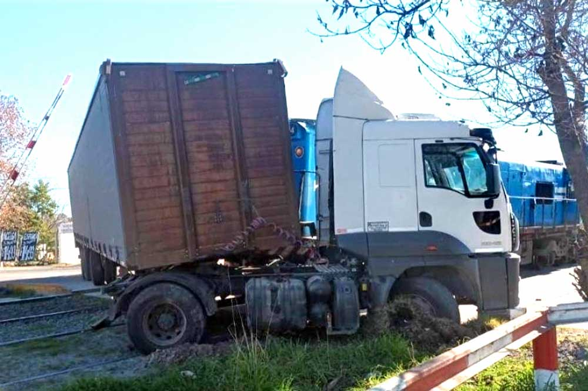 El camión que resultó afectado por el accidente en el ingreso a Cañuelas. 