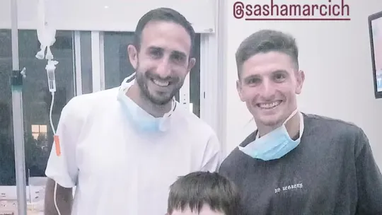 Nene con leucemia festejó el título de Lanús con vuelta olímpica en el hospital: lo visitaron los campeones