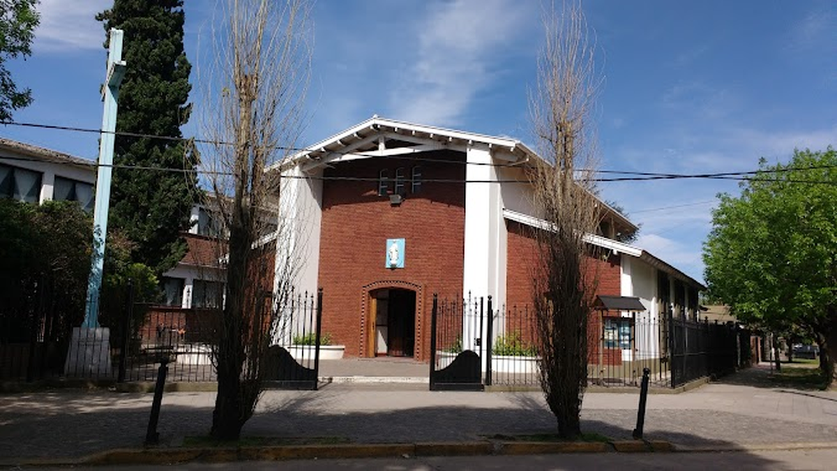 La parroquia Medalla Milagrosa, ubicada en Adrogué.